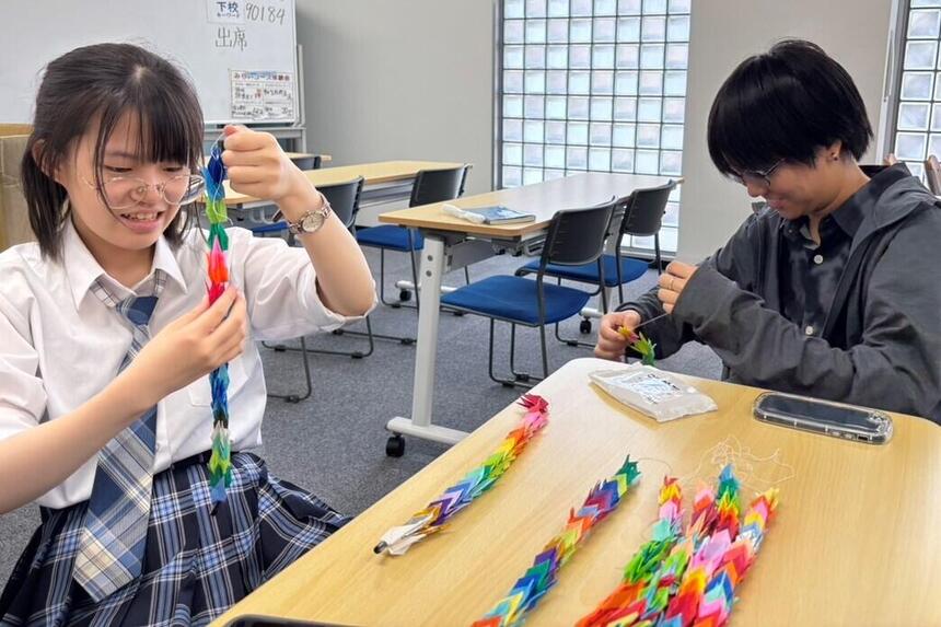 千羽鶴をつくるおおぞらアンバサダーの生徒