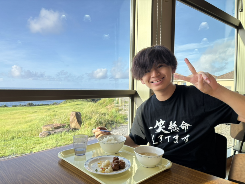 屋久島スクーリング中食堂でご飯を食べている修三