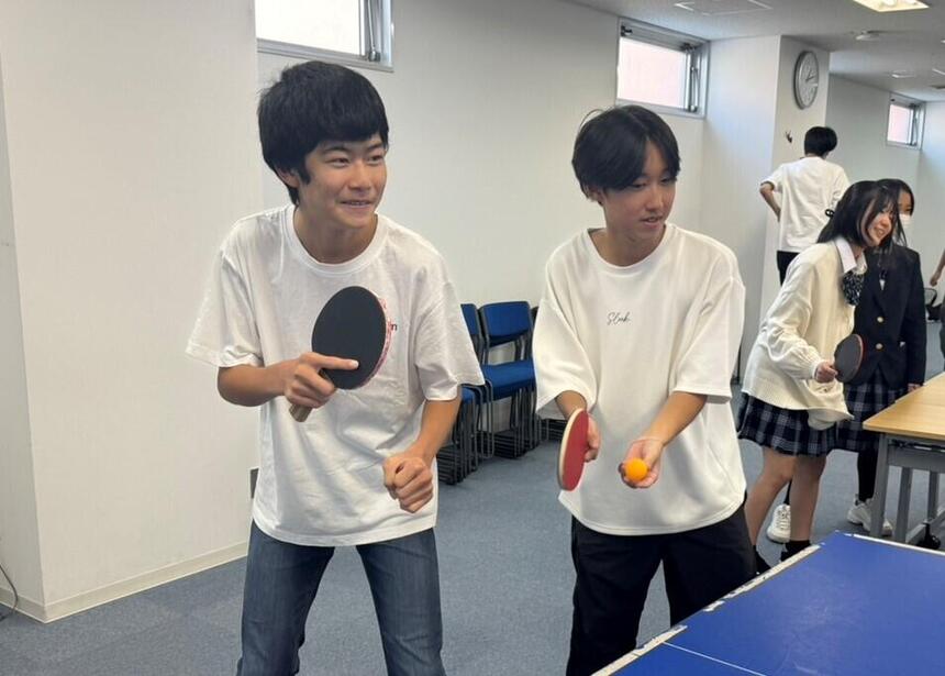 みらいの架け橋レッスンで卓球をしている生徒
