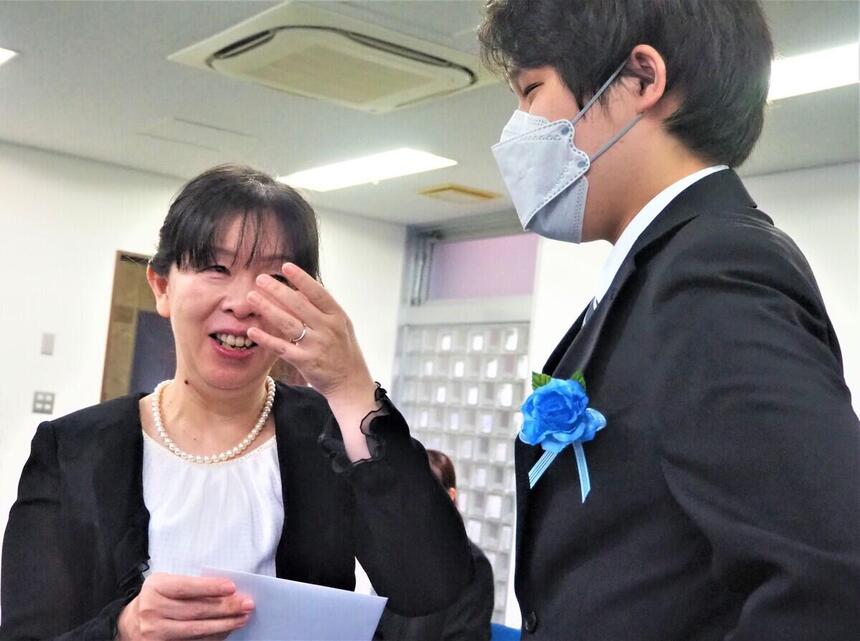 第43回卒業式の卒業生と保護者様