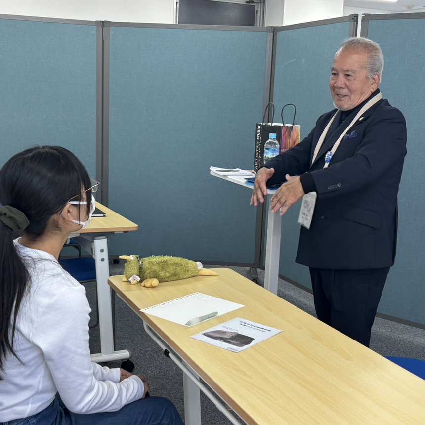 観光ボランティアガイドとして活動されている座間味正彦さんに来校いただき、戦争当時のお話をお伺いしました