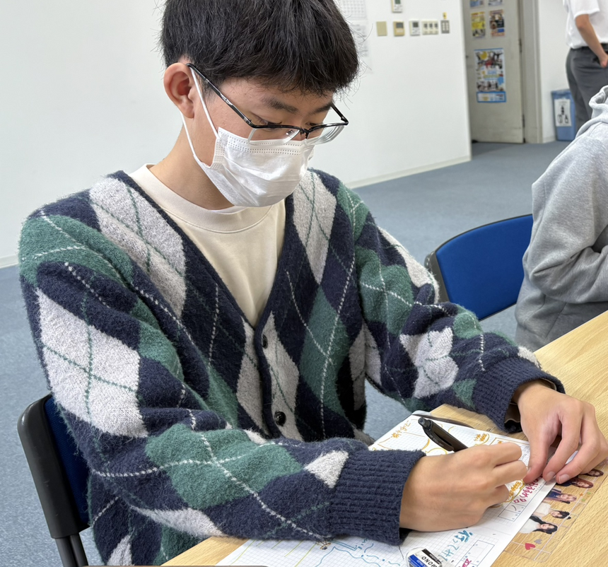 机を島にしてみらいノートを作成する様子