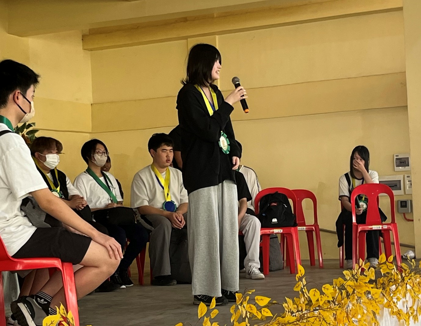 フィリピンスタディーツアーに参加した生徒が発表している様子