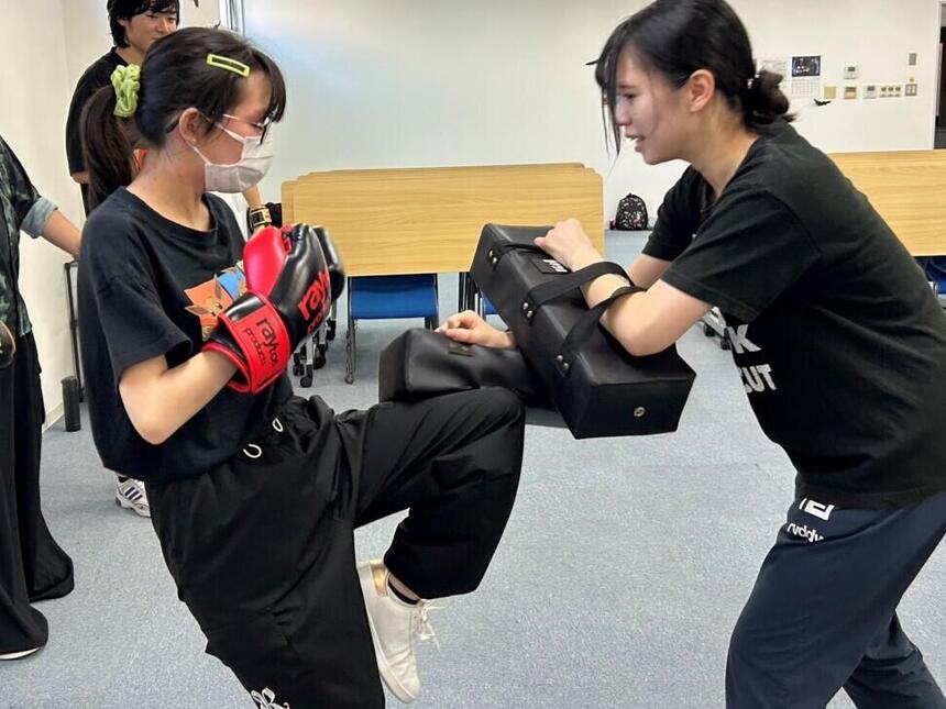 キックボクシング・ボクシングをする生徒二人
