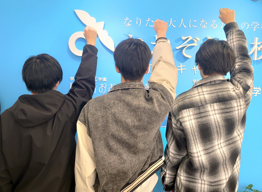 手をあげている生徒の後ろ姿