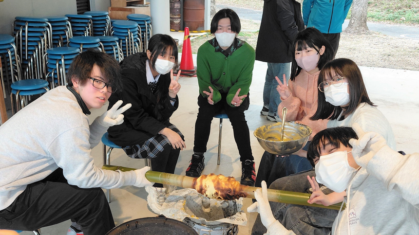 バームクーヘン作り体験を楽しむ生徒たち