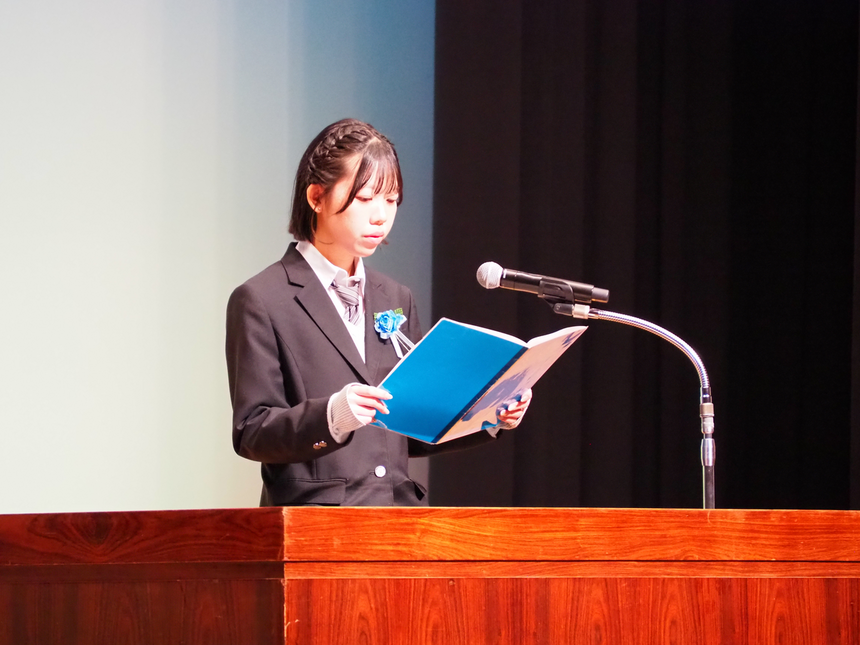 答辞を行う卒業生代表