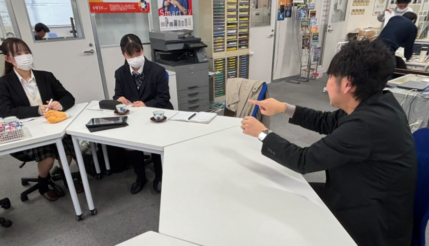 インターンシップで説明を聞く生徒