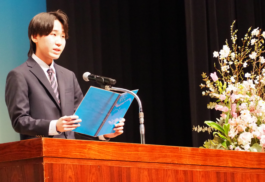 新入生歓迎の言葉を読み上げる在校生代表