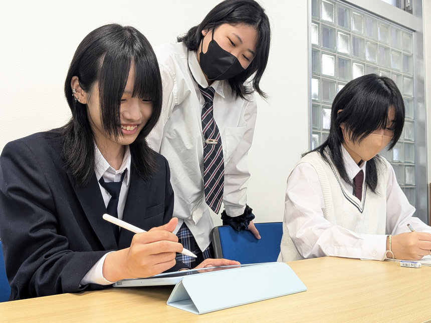 マンガイラストコースの授業で、友だちと楽しくイラストを描く1年次の生徒