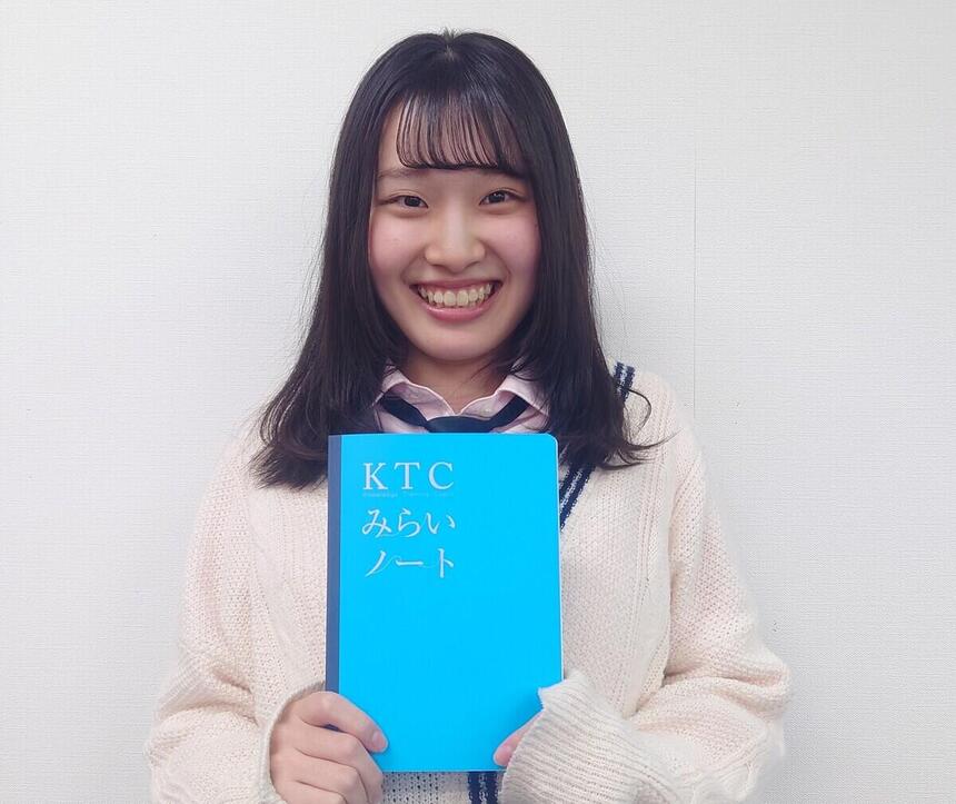 みらいの描き方講座後に、生徒がみらいノート®を手に笑顔でうつっている写真