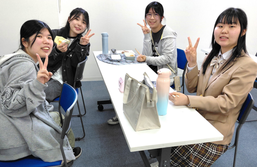 キャンパスの教室にて、インタビューに答えてくれた2年次の生徒が楽しそうにお弁当を食べている様子