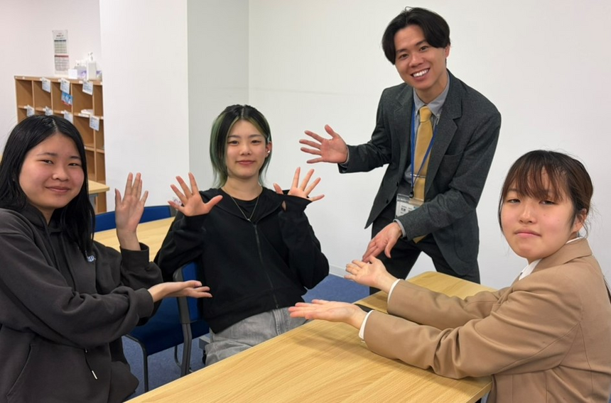 キャンパスの教室でインタビューを受けた生徒とその友人たちの写真