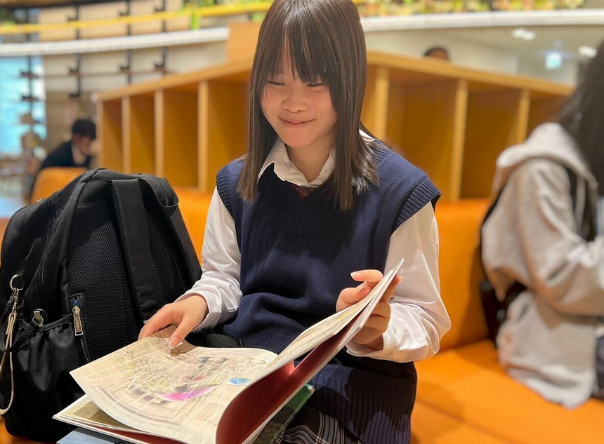 子ども・福祉コースに在籍している生徒が図書館で読み聞かせ用の絵本を選んでいる様子