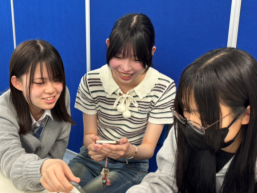 全国ミーティングで、おおぞらアンバサダーのメンバーが投稿内容を作成し、お互いに確認をし合っている様子