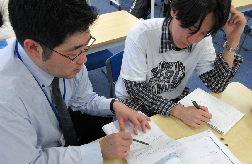 進学コースに在籍している生徒が進学コースの授業で、コーチに勉強を教わっている様子