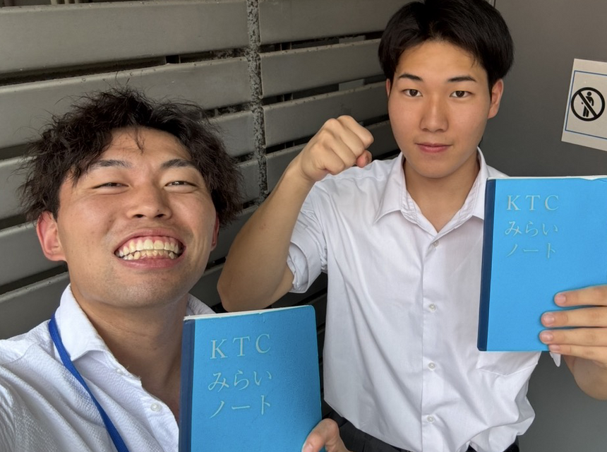 生徒とコーチがキャンパスで一緒にKTCみらいノート®を持って写真を撮っている様子