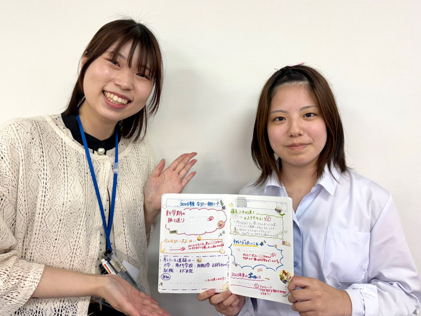 キャンパスの教室で、夏休みまでの振り返りと目標を書いたKTCみらいノート®を持っているYさんとマイコーチが笑顔で写っている様子