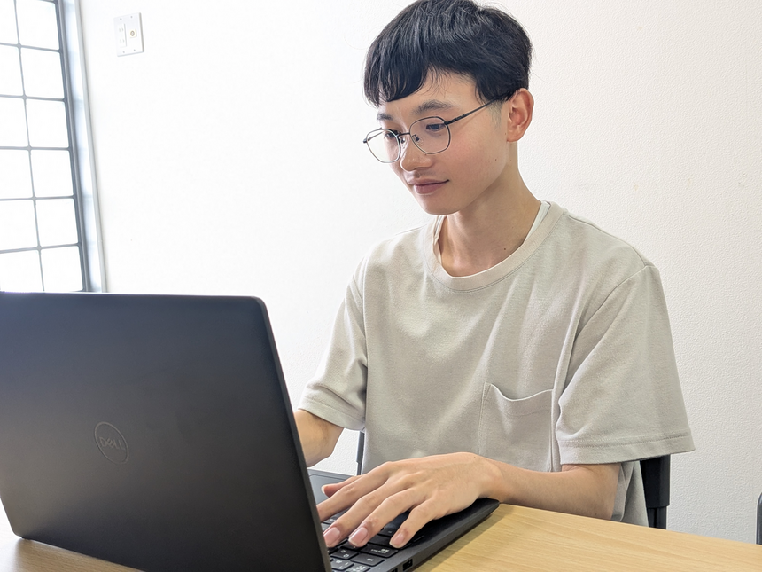 キャンパスの教室でみらいの架け橋レッスンのPC活用に参加している生徒の様子