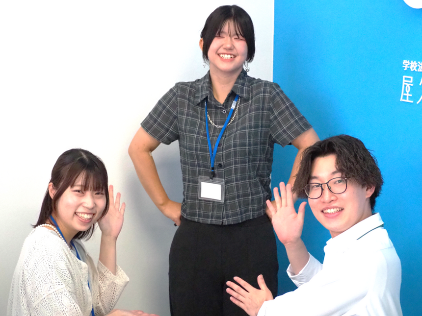 夏休みに卒業生がコーチに会いに来てくれて、記念写真を撮っている写真
