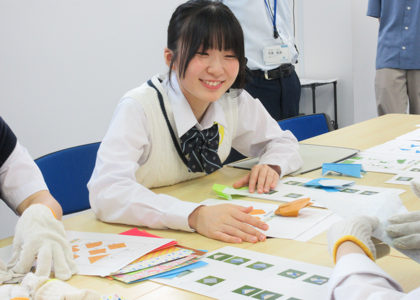 キャンパスの教室でインタビューを受けた生徒が来校した中学生と関わっている様子