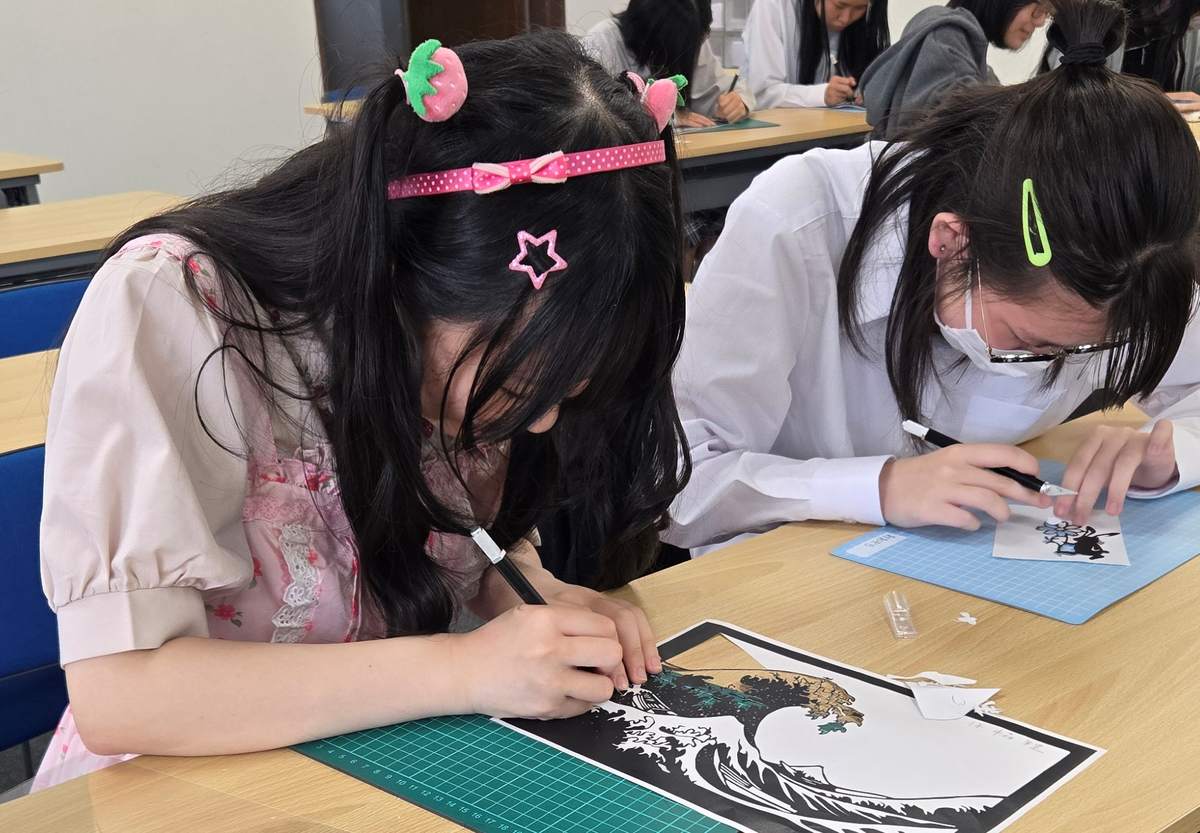 集中して作業に取り組む生徒