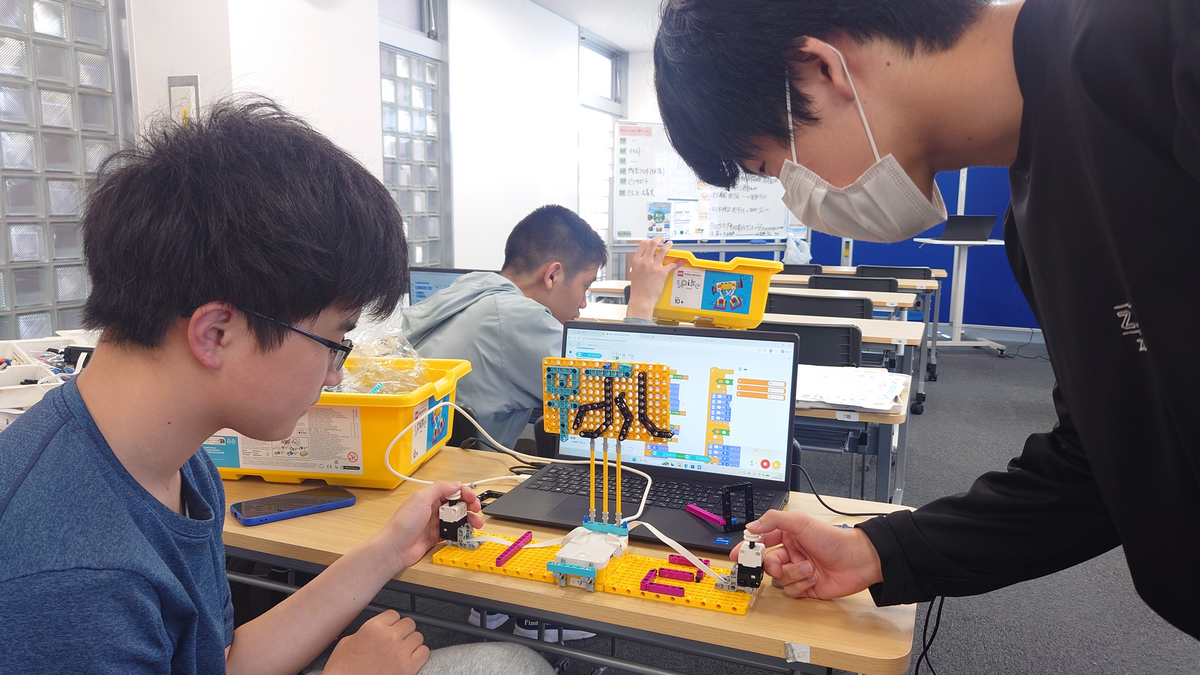 作ったロボットを使って勝負する姿