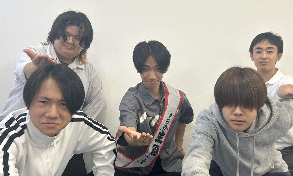 友人に囲まれている生徒