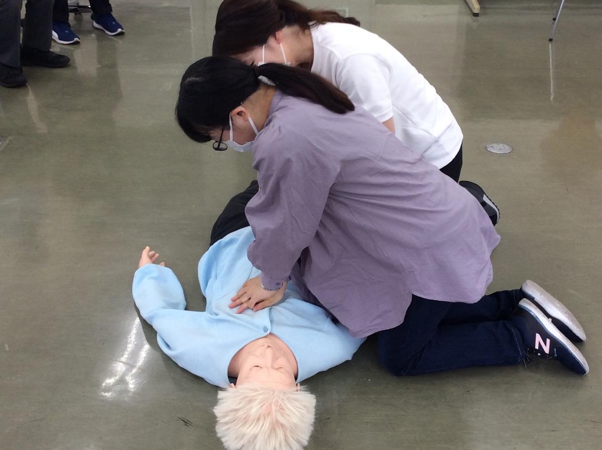 AEDに触れ救命救急を行う練習をする生徒