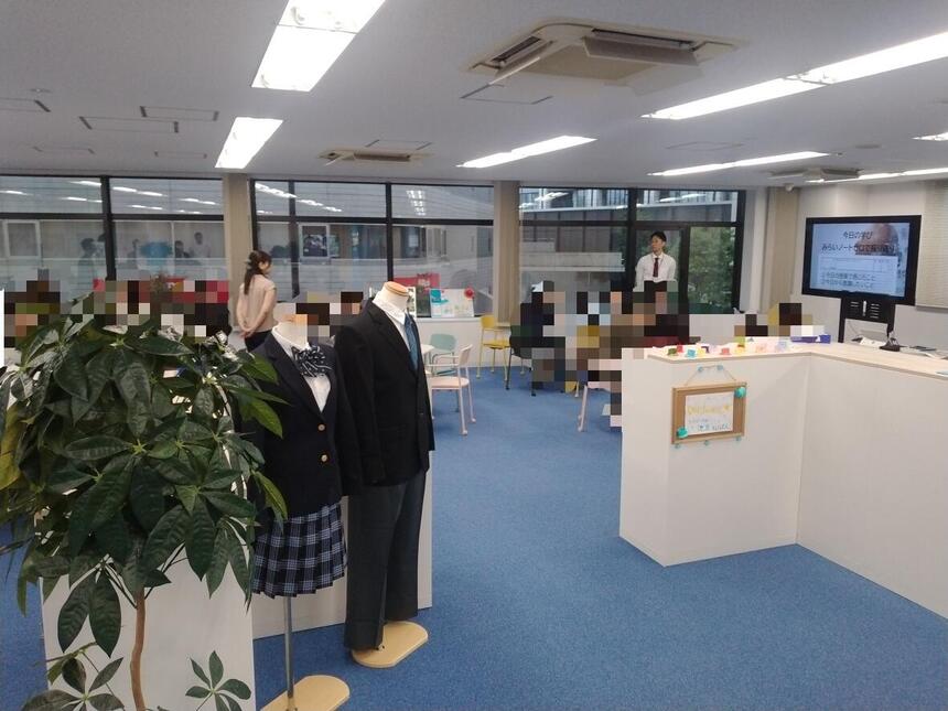 できたばかりの新しくてきれいなキャンパスで行われた、池袋キャンパス初のオープンキャンパスの様子を写した写真