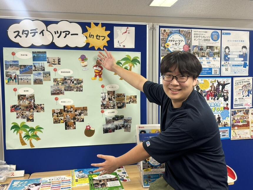 生徒が掲示物と写真を撮っている様子