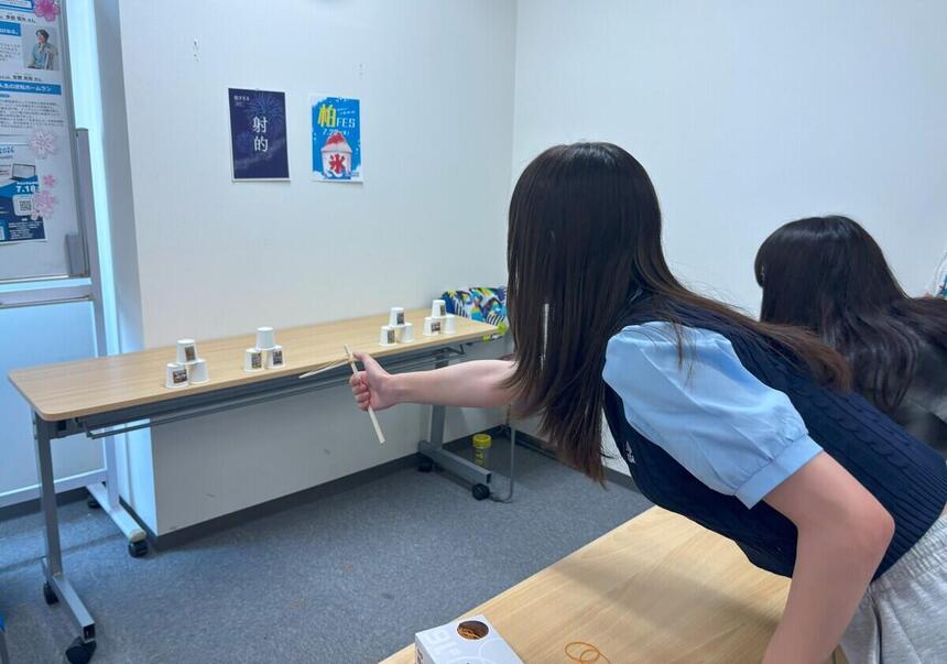 生徒が射的をしている様子