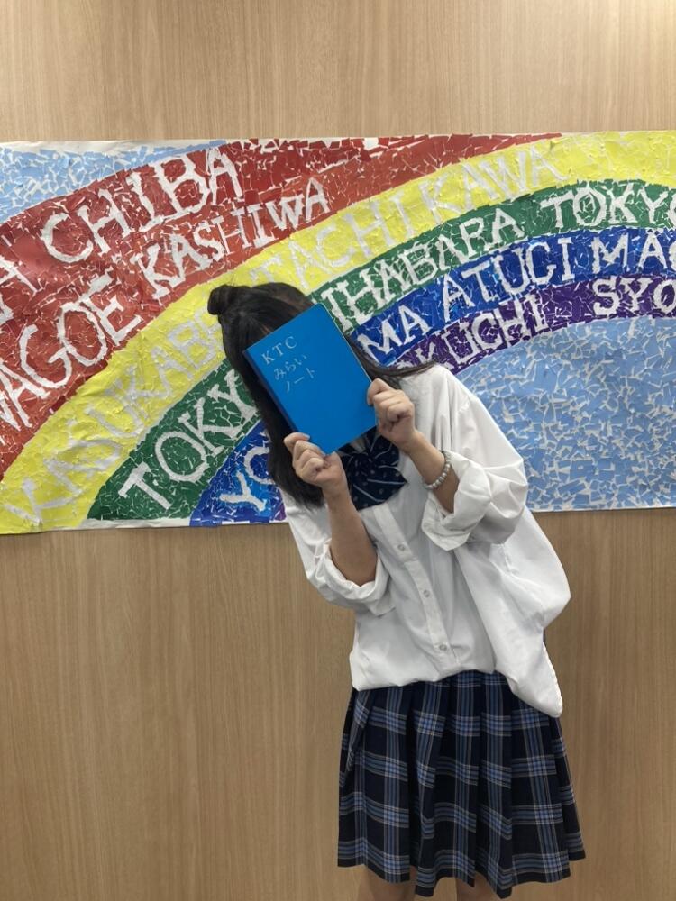 生徒がKTCみらいノート®を持っている写真