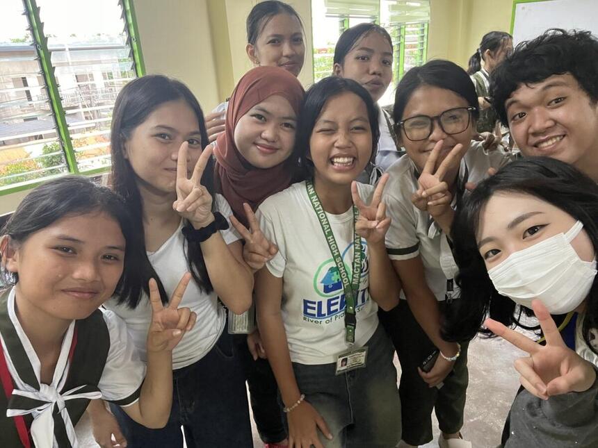 生徒と現地の高校生の写真