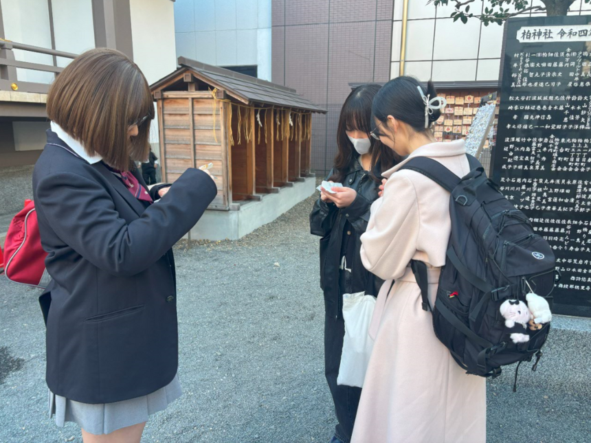 おみくじ引いている