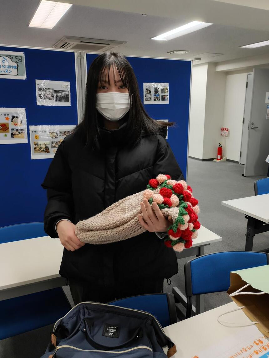 作品を作ってくれた生徒が作品を持っている写真