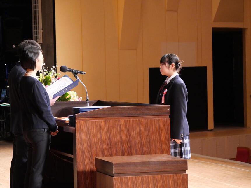 卒業証書を受け取る生徒の様子