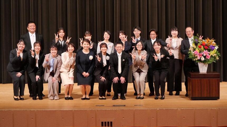 入学式でのコーチの画像