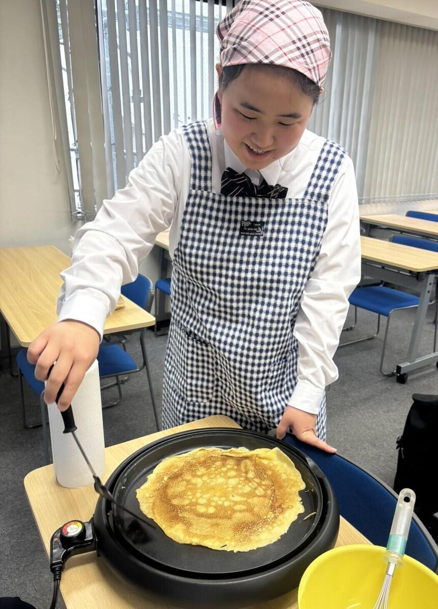みらかけクッキングに参加した生徒がホットプレートでクレープを作っている様子