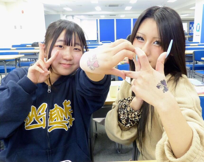 生徒がボディペイントを見せている写真