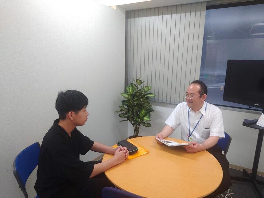 個室でインタビューに応じてくれた生徒が入学して2ヶ月の学校生活について話している様子の写真