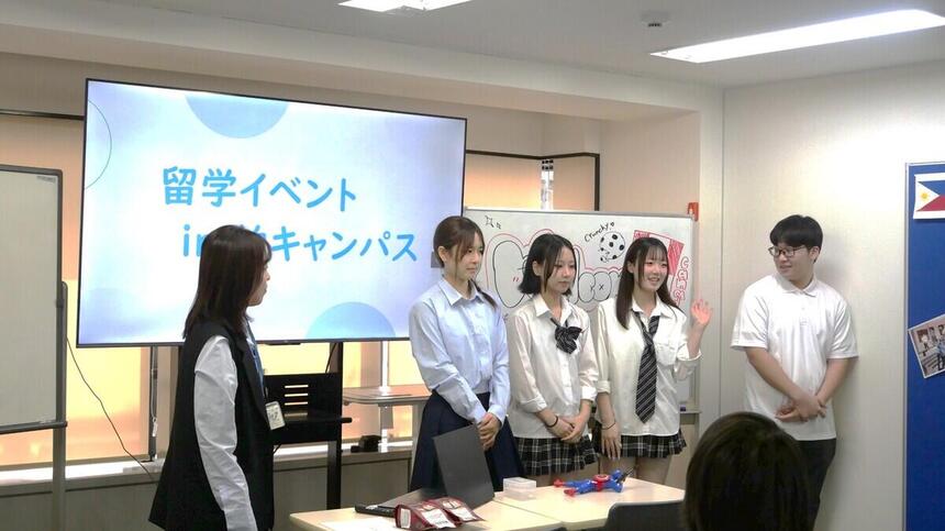 留学イベントに参加しているお手伝い生徒が前に立って説明をしている様子