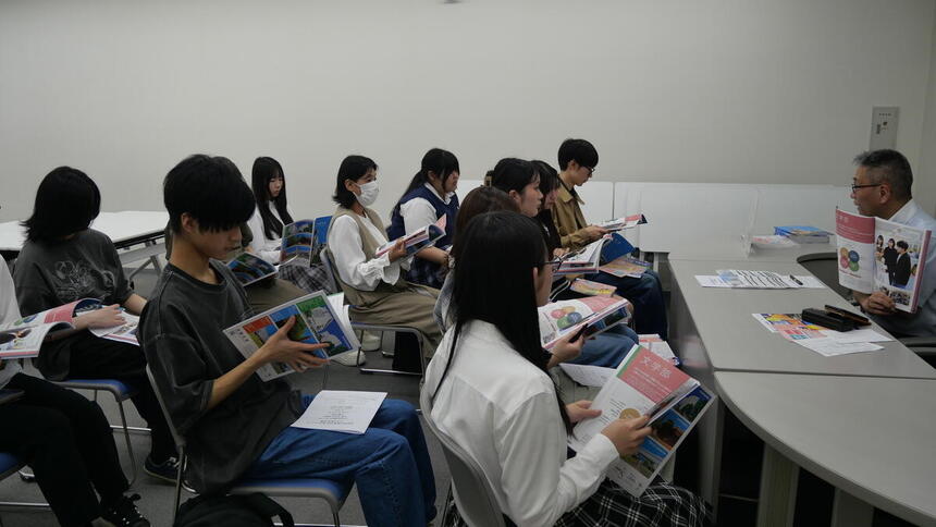 柏商工会議所で行われた進路ガイダンスに参加した生徒が学校の説明を聞いている写真
