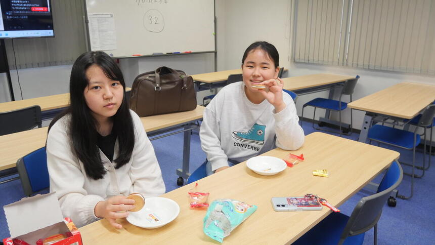 みらいの架け橋レッスン®のグローバル学習のスモアづくりで、出来上がったスモアを食べている生徒の様子