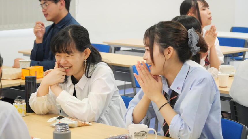 柏キャンパスにて、生徒が「お紅茶の会」のフリートークタイムで喋っている写真