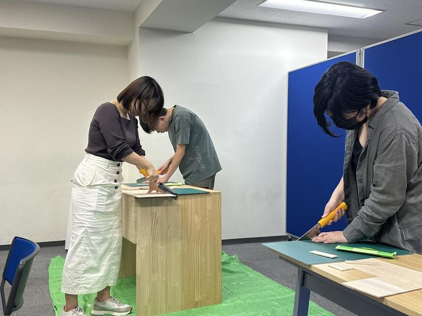 住環境デザインコースの生徒が1年間の集大成である家具制作を共同で行っている様子