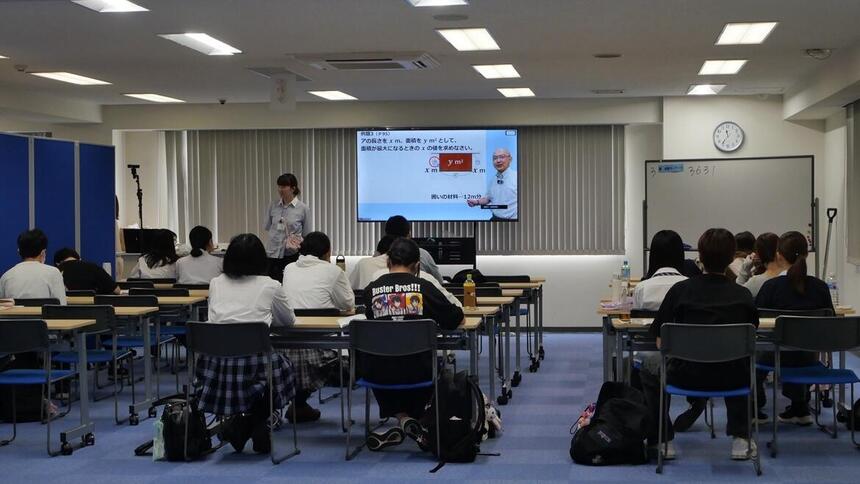 とある日に柏キャンパスに登校してキャンパスの教室で授業を受ける生徒とコーチの様子