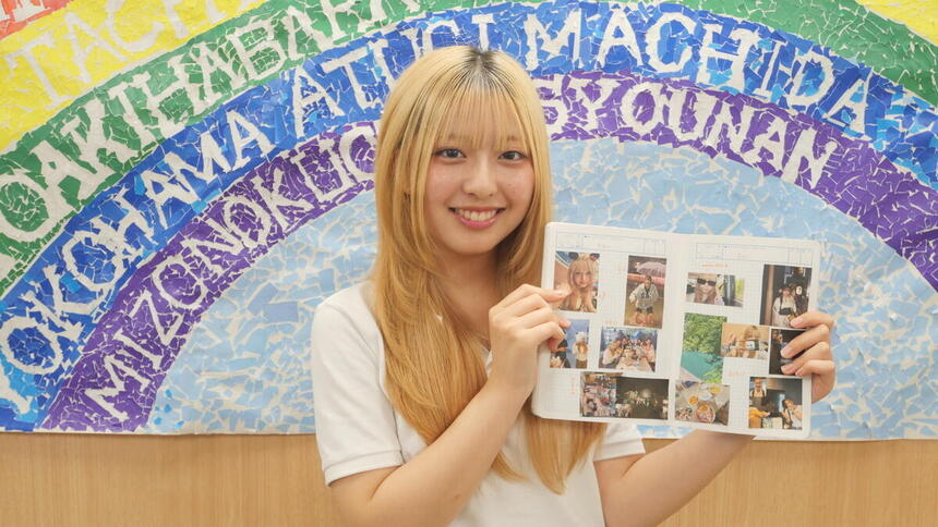 柏キャンパスに通う女子生徒がみらいノート®をもって紹介している様子