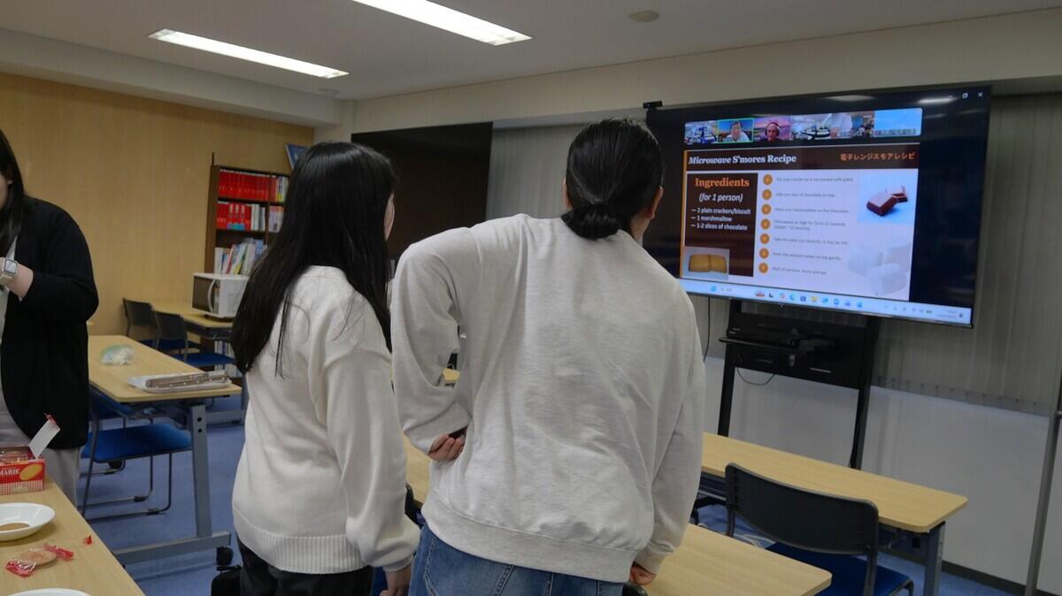 英語で書かれたレシピを見ながら調理を進める生徒