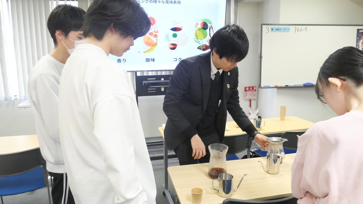 講師の方がバリスタ時代に磨いた技術を披露してくださり、生徒みんなでテイスティング（試飲）を行いました。